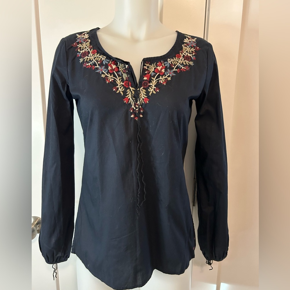 NWOT Women’s Black DKNY embroidered long sleeve tunic style top sz xs